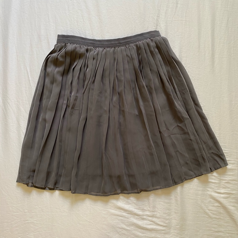 Pleated gray mini skirt